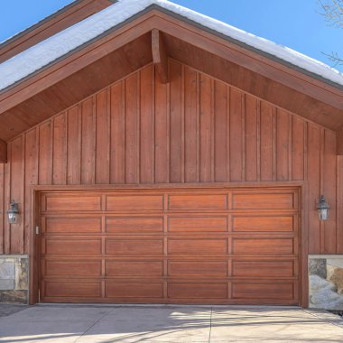 Park City Utah 'daki kare ev cephesi. Ön kapı manzaralı ve garaja eklenmiş.