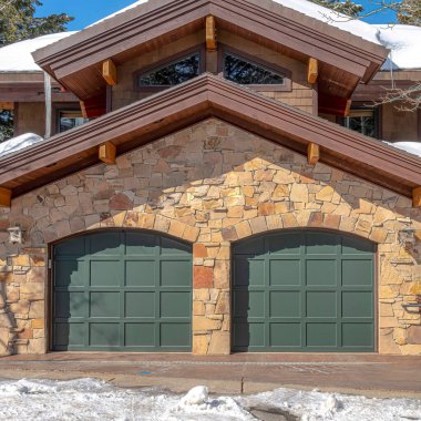 Park City Utah 'ta iki yeşil kemerli garaj kapısı olan sevimli bir ev.