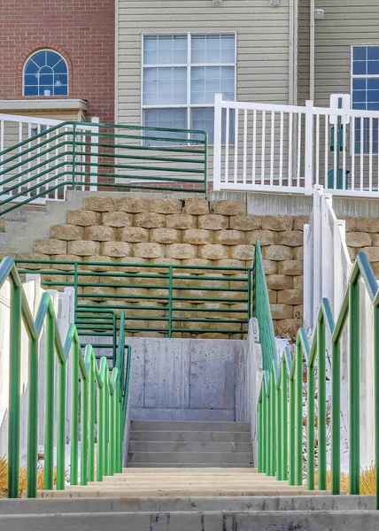Vertikala trappor mitt i hem och radhus på en naturskön solig stadsdel — Stockfoto