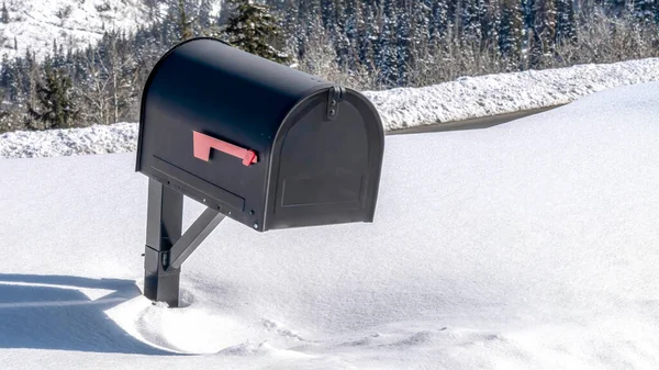 Pano Snowed in Black freestanding post mount mailbox against mountain in Park City — Stock fotografie