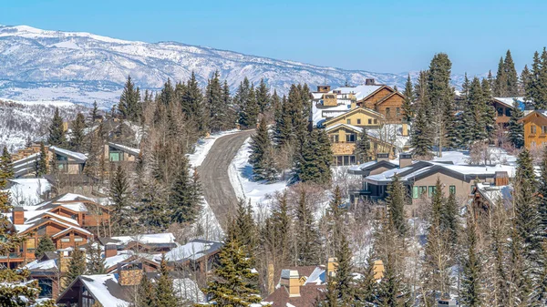 Montagne Pano à Park City Utah dans un cadre hivernal enneigé avec communauté résidentielle — Photo