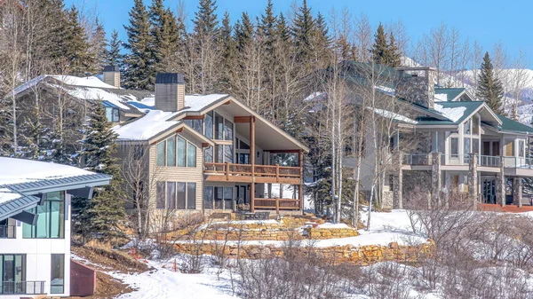 Pano Houses amidst evergreens in Park City Utah mountain on a scenic winter setting — Stock Photo, Image