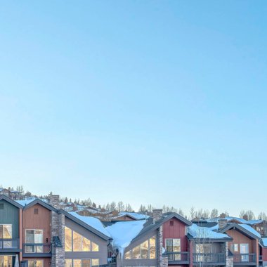 Park City Utah 'ta karlı bir kış mevsiminde, dağlık evlerin Meydanı