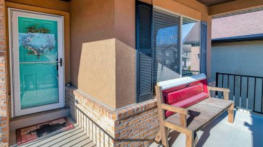 Pano ev girişi fırtına kapısı ahşap ön kapı açık veranda ve tuğla duvar