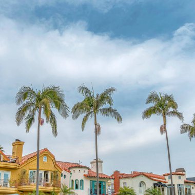Long Beach California 'daki lüks evlerin kare cephesi bulutlu mavi gökyüzü manzarasına karşı
