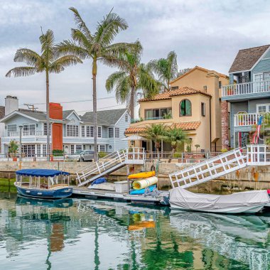 Long Beach California 'da deniz kıyısında evleri olan kare tarzı bir mahalle.