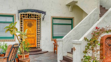 Long Beach California 'nın manzaralı mahallesinde Pano Home' un zarif tasarımı.