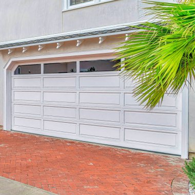 Long Beach California 'nın dışında cam camlı garaj kapıları olan güzel evler.