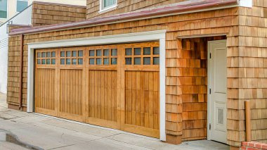 Long Beach California 'daki Pano House' un dış tarafında garaj ve duvar kiremitleri var.