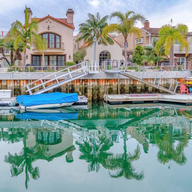 Long Beach civarındaki tekne ve rıhtımlı kanalın kare manzarası