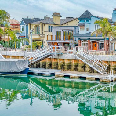 Long Beach California 'nın sahil kesimindeki bir kanalda tekneler ve rıhtımlar.