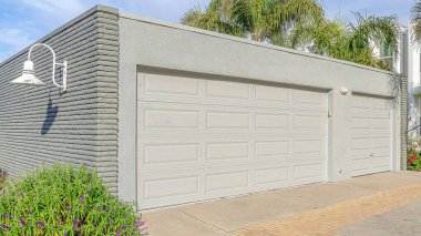 Pano, Huntington Sahili, Kaliforniya civarındaki bir konut garajında bulundu.