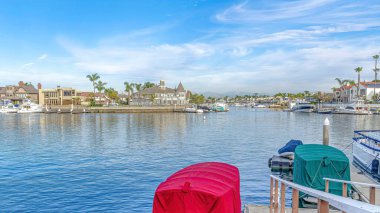 Pano Serene denizi, deniz manzaralı Huntington Sahili 'nde mavi gökyüzünü yansıtıyor.