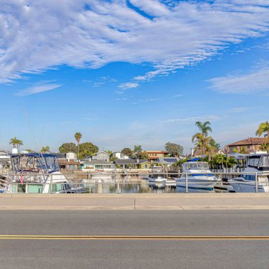 Bulutlu bir günde Huntington Beach California limanına bakan kare yol.