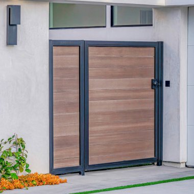 Kare Kapı ve garaj yolu Huntington Sahili 'nin dışındaki otlarla dolu.