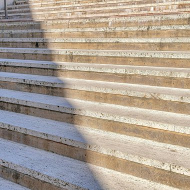 San Diego California kampüsündeki okul binasının girişindeki geniş kare merdiven.