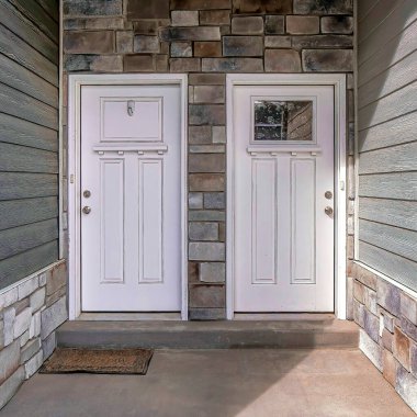 Meydan Townhouse 'da, merdivenler yan yana, ön kapılar taş duvara dayanıyor.