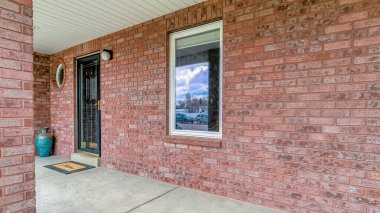 Pano Geniş ve tuğla dış duvarlı beton verandanın etrafına sarılmış.