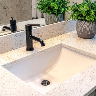 Tuvaleti lavabonun yanında, dolapları da fayans zemininde.