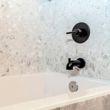 Minimalist banyo içi dikdörtgen banyo küveti ve beyaz ve gri duvar