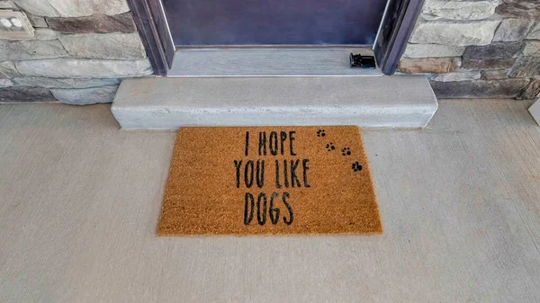 Pano Ich hoffe, Sie mögen Hunde Fußmatte vor der Haustür mit grauer Haustür — Stockfoto