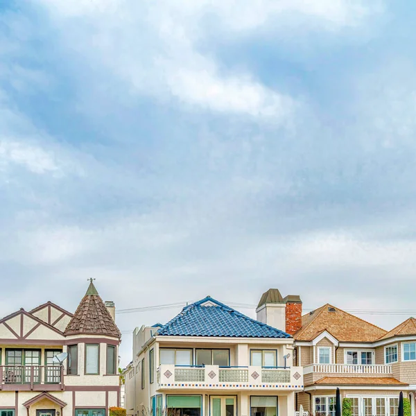 Square Elegantes casas con balcones frontales contra el cielo nublado en Long Beach California — Foto de Stock