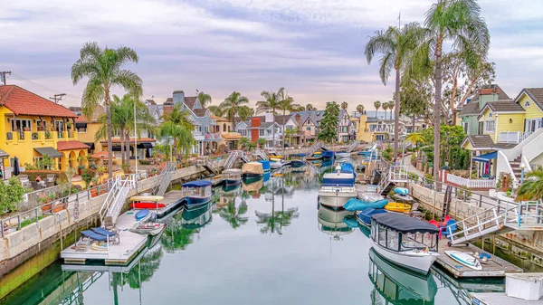 Pano Het prachtige kanaal in Long Beach California met boten en reflectie van bomen — Stockfoto