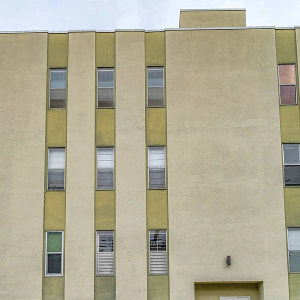 Square Residential building exterior in Long Beach California with single hung windows — Stock Photo, Image