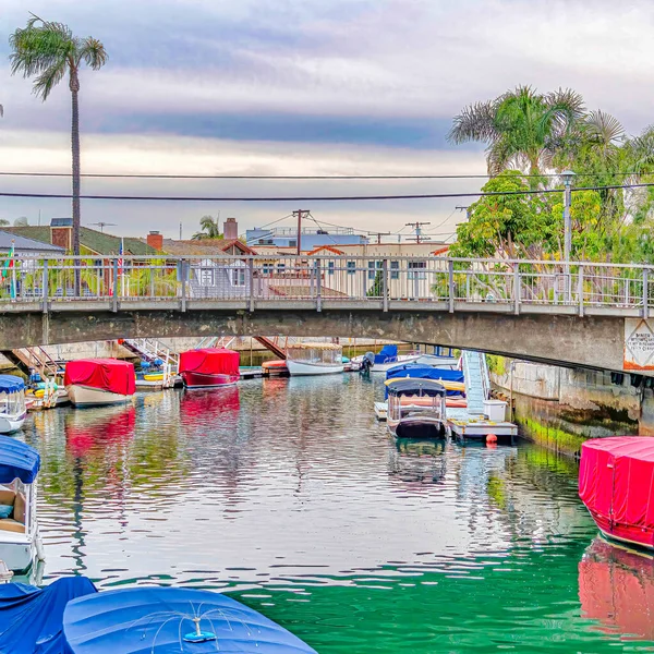 Passerella quadrata sul canale con scale che portano ai moli di barche a Long Beach California — Foto Stock