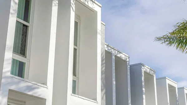 Pano House med platt tak och enda hängda fönster i Huntington Beach Kalifornien — Stockfoto