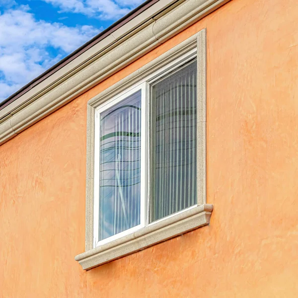 Fenêtres carrées et mur orange du bâtiment avec toit plat à Huntington Beach CA — Photo