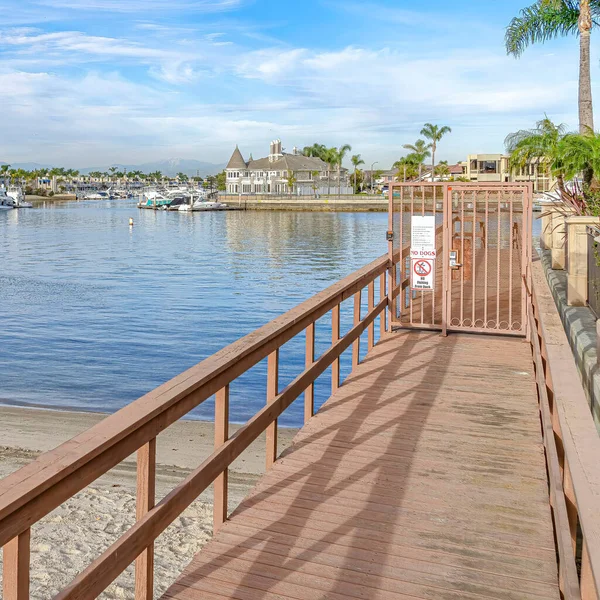 Huntington Sahili 'ndeki Kare Tekne rıhtımları Deniz ve bulutlu mavi gökyüzü manzaralı