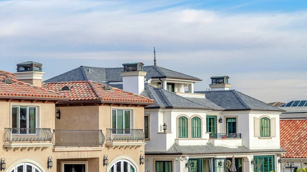 Pano Casas con balcones en Huntington Beach California contra las nubes y el cielo azul —  Fotos de Stock