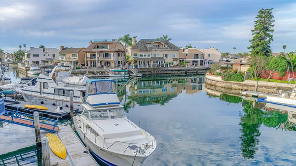 Pano pittoreske buurt op Huntington Beach met huizen met prive-dokken — Stockfoto