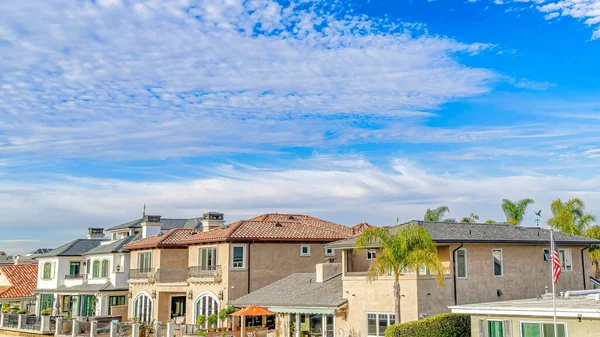 Pano Blauwe lucht en wolken boven huizen in de prestigieuze gemeenschap van Huntington Beach — Stockfoto
