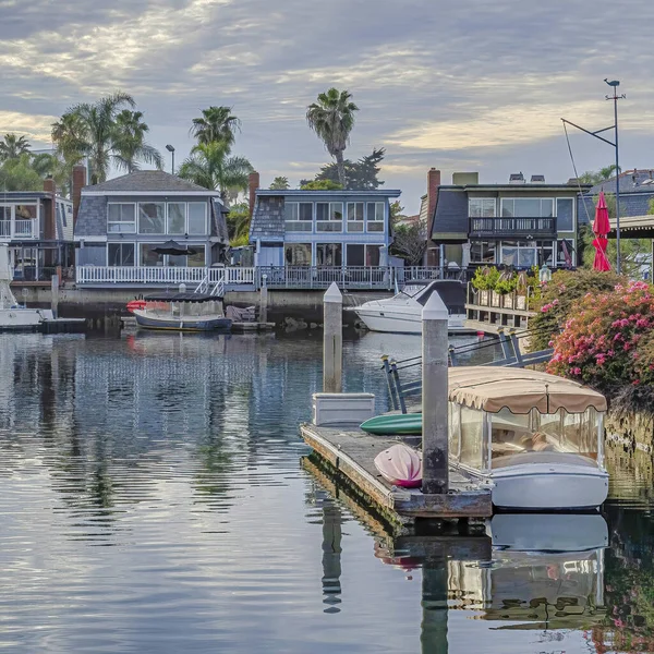 Huntington Sahili 'ndeki Sunset Meydanı manzaralı, rıhtımdaki özel rıhtımlarda tekneleri olan.