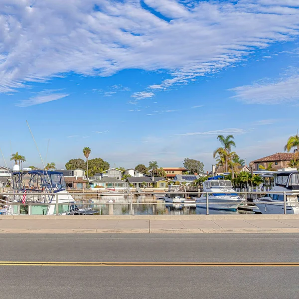 Square Road s výhledem na přístav Huntington Beach California v zamračený den — Stock fotografie