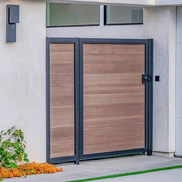 Kare Kapı ve garaj yolu Huntington Sahili 'nin dışındaki otlarla dolu.