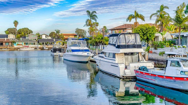 Pano jachty na klidné vodě, která odráží zamračenou modrou oblohu v Huntington Beach CA — Stock fotografie
