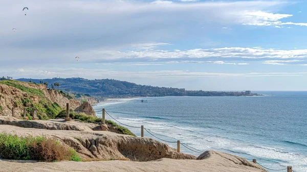 Pano Vista aérea da montanha rochosa que faz fronteira com a costa do oceano calmo em San Diego CA — Fotografia de Stock