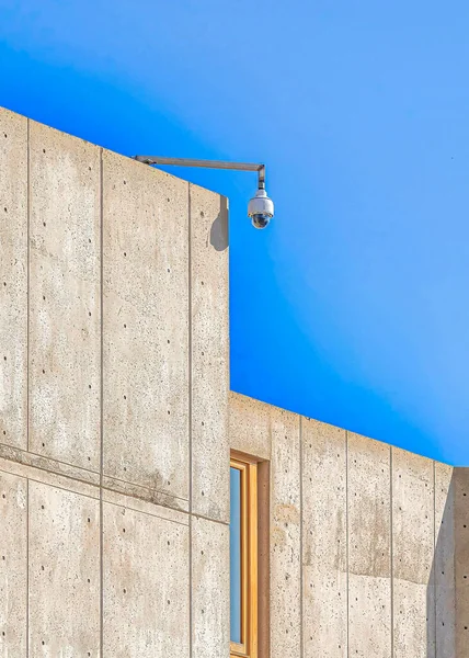 Vertikales Schulgebäude mit Kuppel-Überwachungskamera vor strahlend blauem Himmel an einem sonnigen Tag — Stockfoto