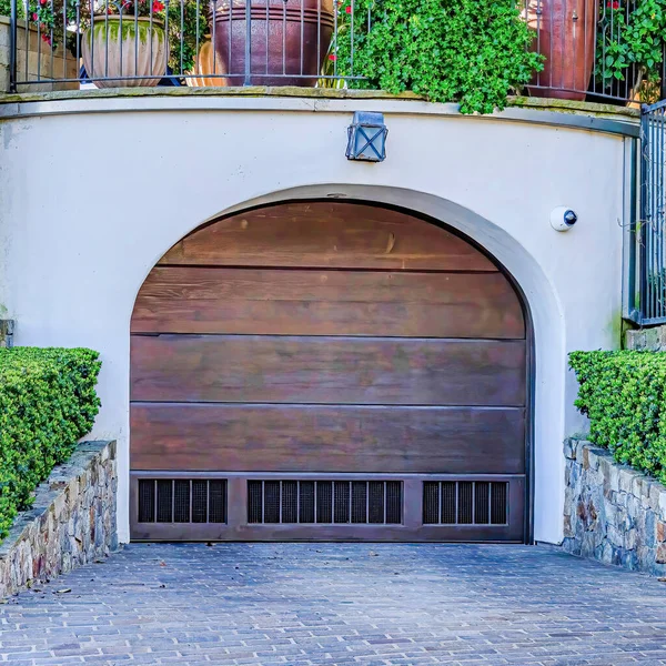Kare Kahverengi kemerli ahşap kapı San Diego California 'da lüks bir evin altında