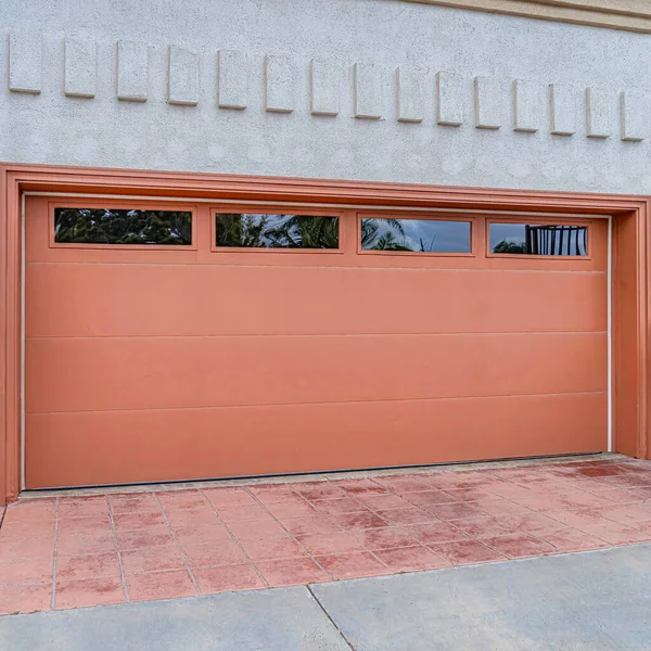 San Diego 'daki kare garaj. Geniş kahverengi kapısında cam camlar var.