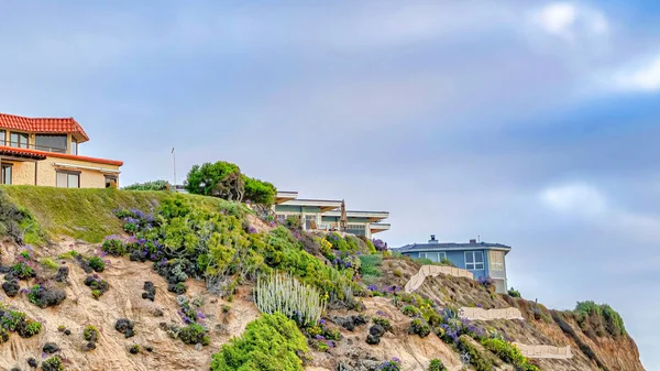 Pano Maisons avec vue sur l'océan sur fond de ciel nuageux à San Diego CA — Photo