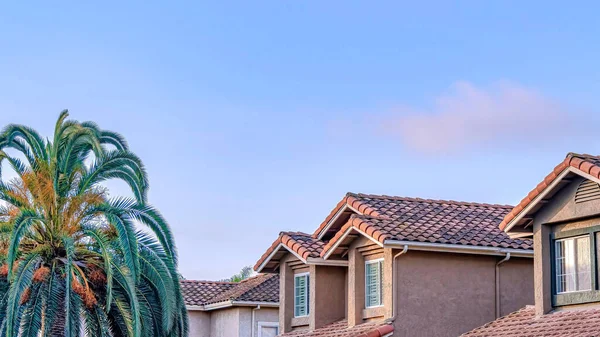 Pano Casas em San Diego Califórnia bairro contra o céu azul em um dia ensolarado — Fotografia de Stock