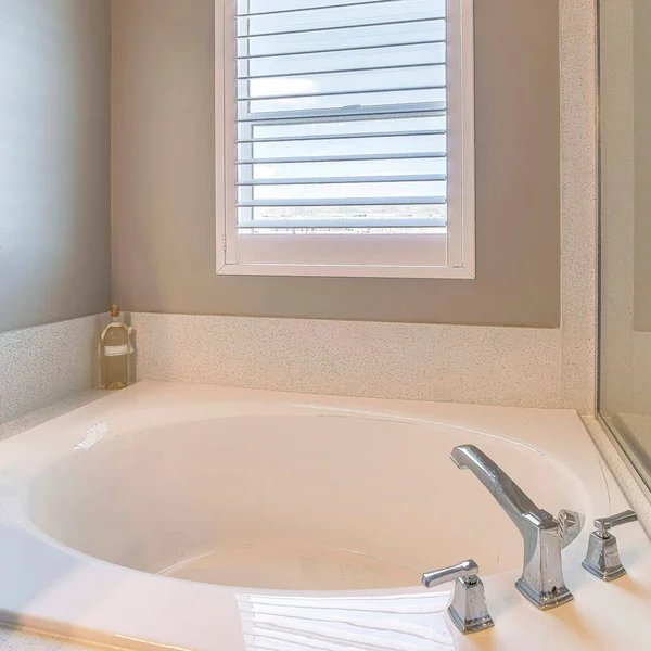 Square Clean zbudowany w okrągłej wannie obok szklanej ściany kabiny prysznicowej w domu łazienka — Zdjęcie stockowe