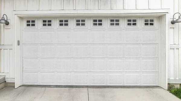 Pano Porte en bois lambrissé blanc du garage attaché de la maison avec de petites vitres — Photo
