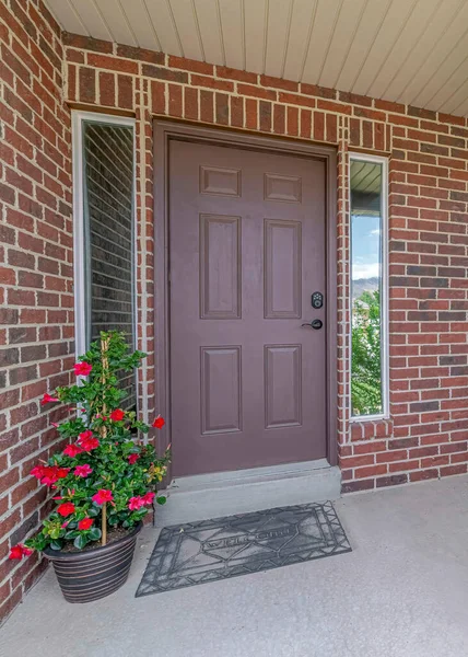 Vertical Home with red brick exterior wall and brown front door between narrow sidelights — Stock Photo, Image