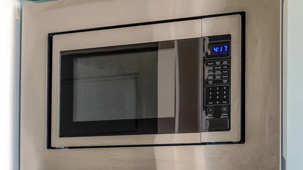 Pano Közelkép a modern elektromos mikrohullámú sütő belsejében a konyhában egy otthon — Stock Fotó