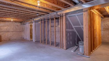 Pano House ahşap kirişler ve tavanda havalandırma boruları ile yapım aşamasında.